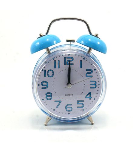 Relógio despertador em pé na mesa de cabeceira